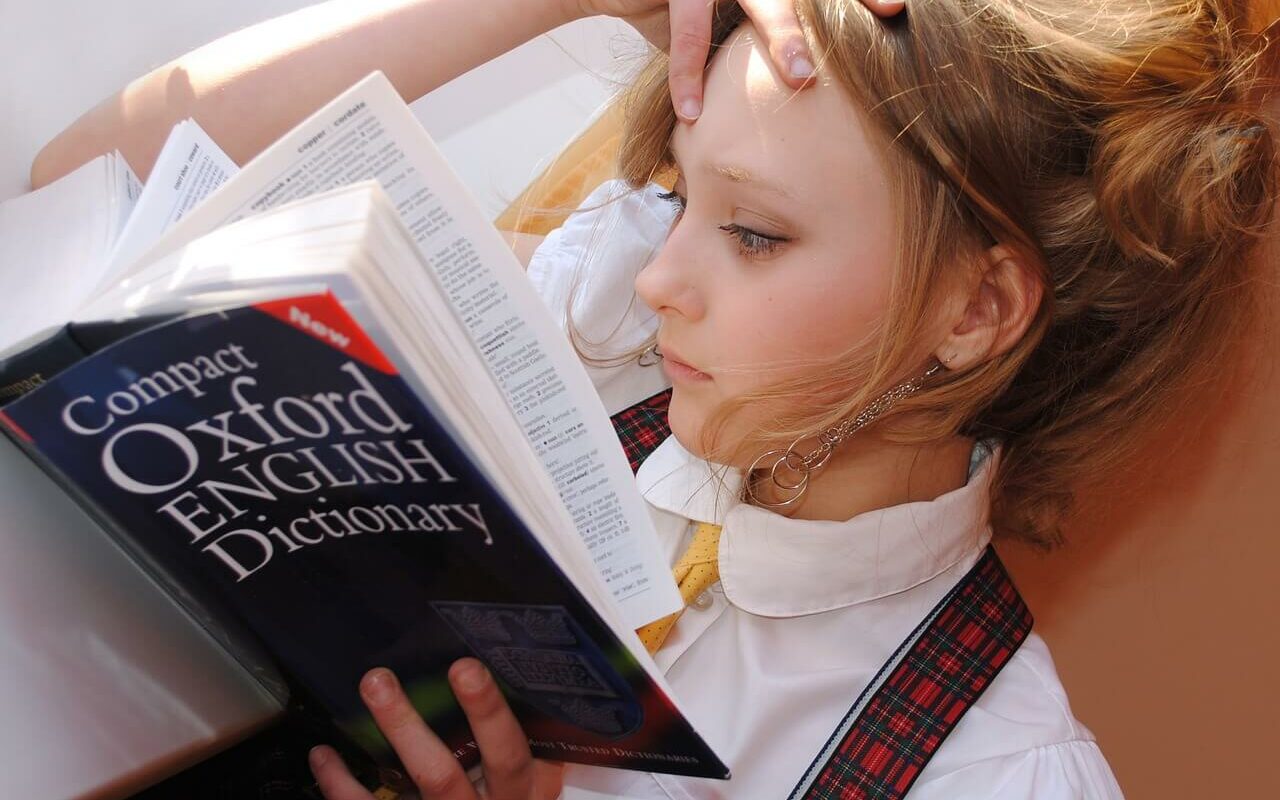 아주작은습관의힘 요약 독서하는 소녀